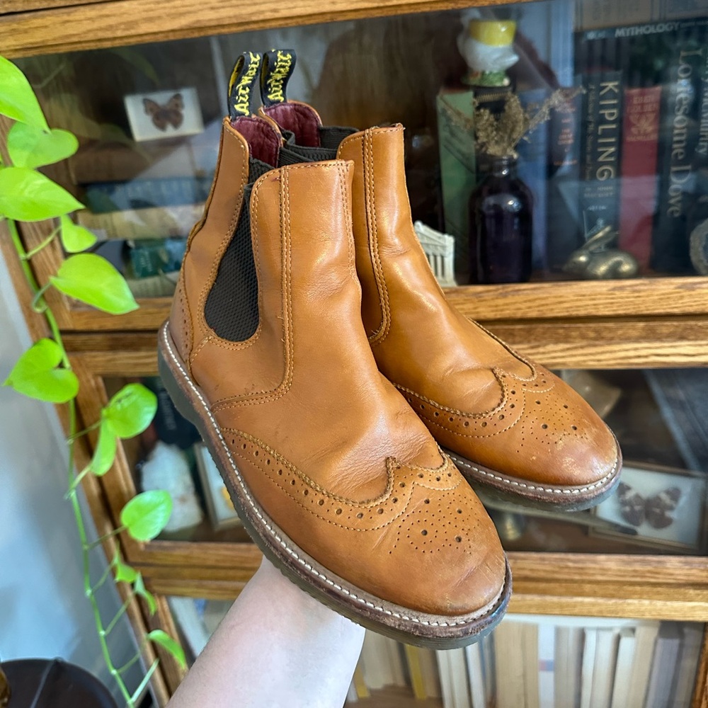 Gorgeous doc marten’s women’s 8 flo light brown leather chelsea ankle boots